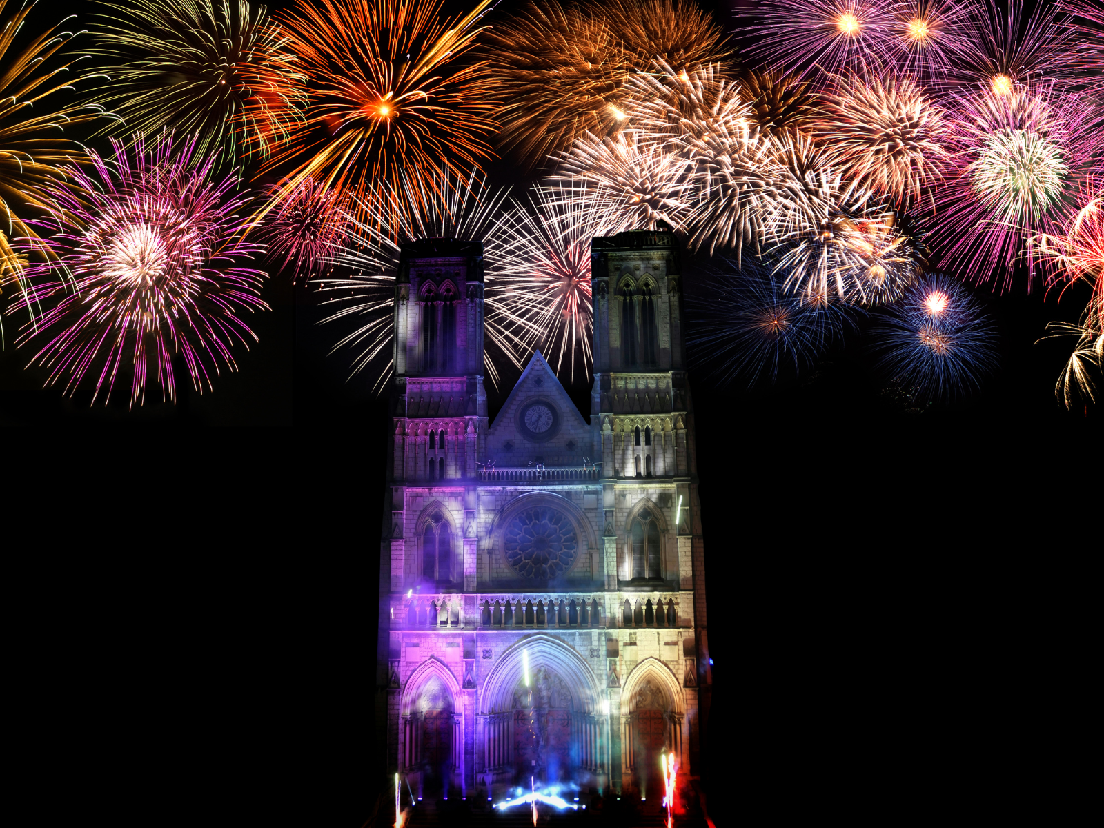 Feu d’artifice à Chartres devant la Cathédrale pendant le Réveillon 2025–2026 organisé par L’Annexe Brasserie, soirée festive et gourmande au cœur de la ville.