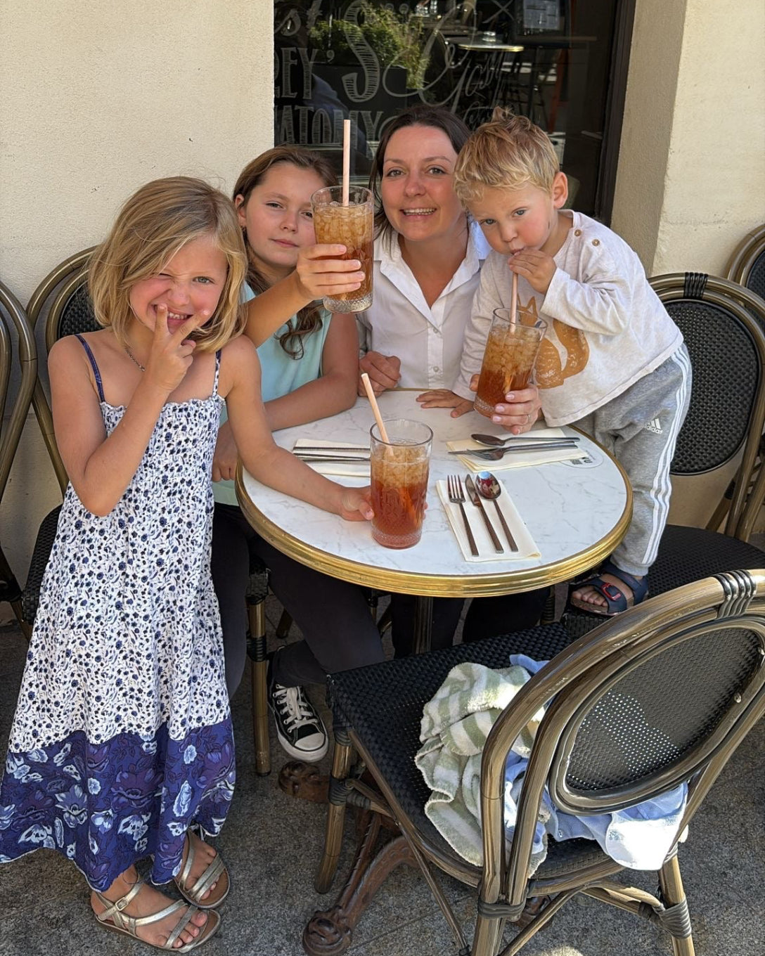 Famille profitant d’un repas convivial en terrasse au restaurant L’Annexe à Chartres, ambiance chaleureuse