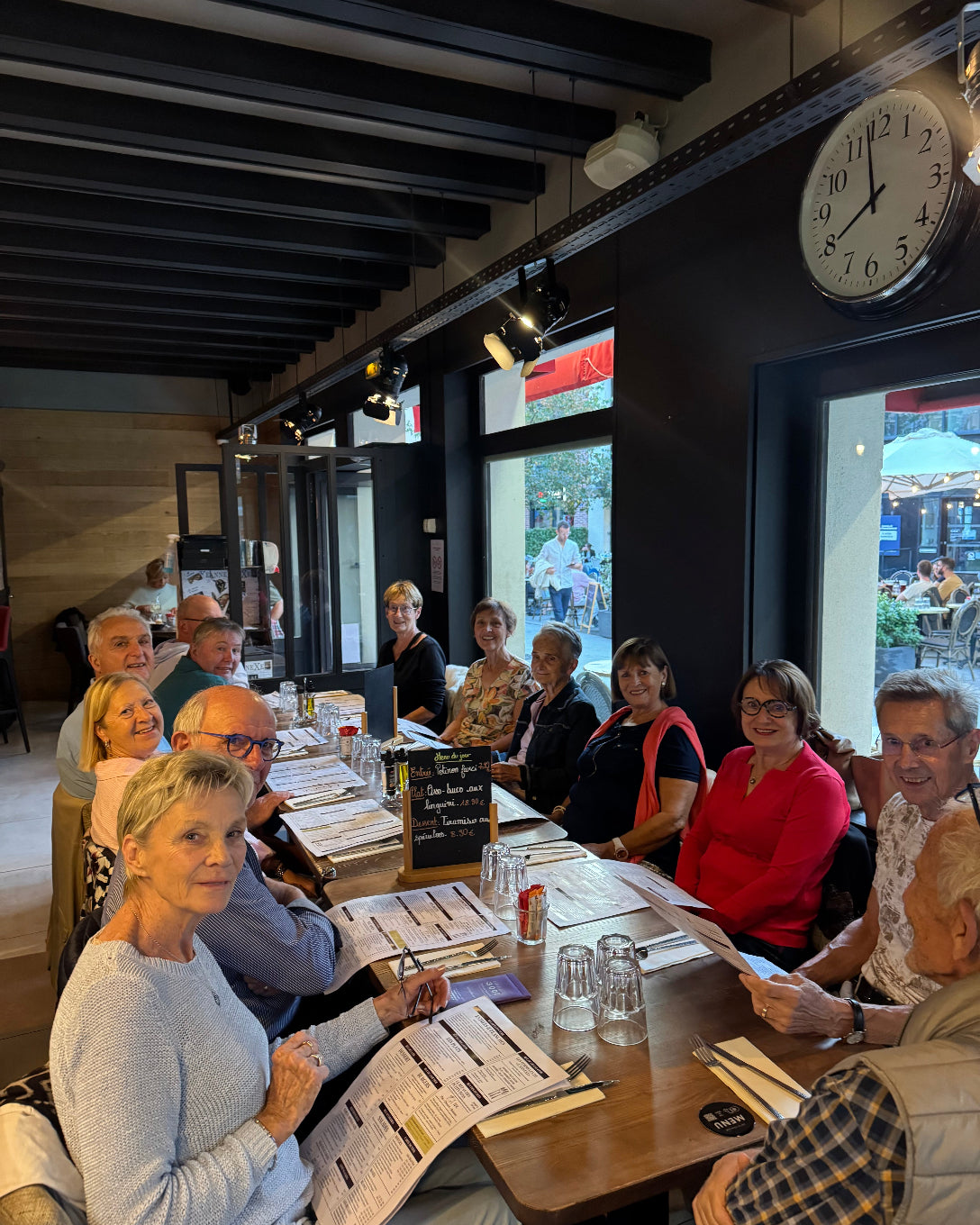 Groupe de convives au restaurant L’Annexe à Chartres, profitant d’un repas convivial dans la salle principale