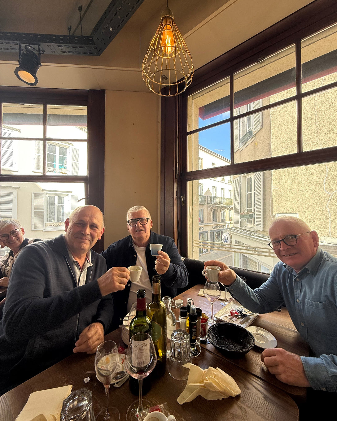 Groupe d’amis partageant un café après le repas à L’Annexe, brasserie chartraine