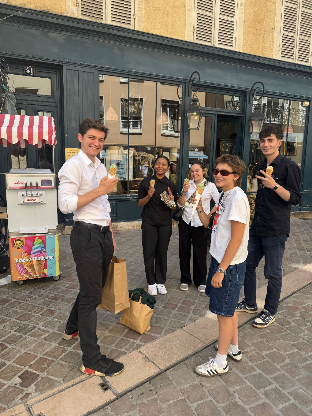 Équipe de L’Annexe profitant d’une pause glace à l’extérieur du restaurant, ambiance conviviale et estivale