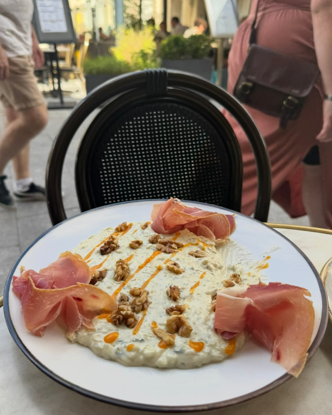 Tzatziki crémeux aux noix, jambon cru, sauce épicée, servi à L'Annexe Chartres