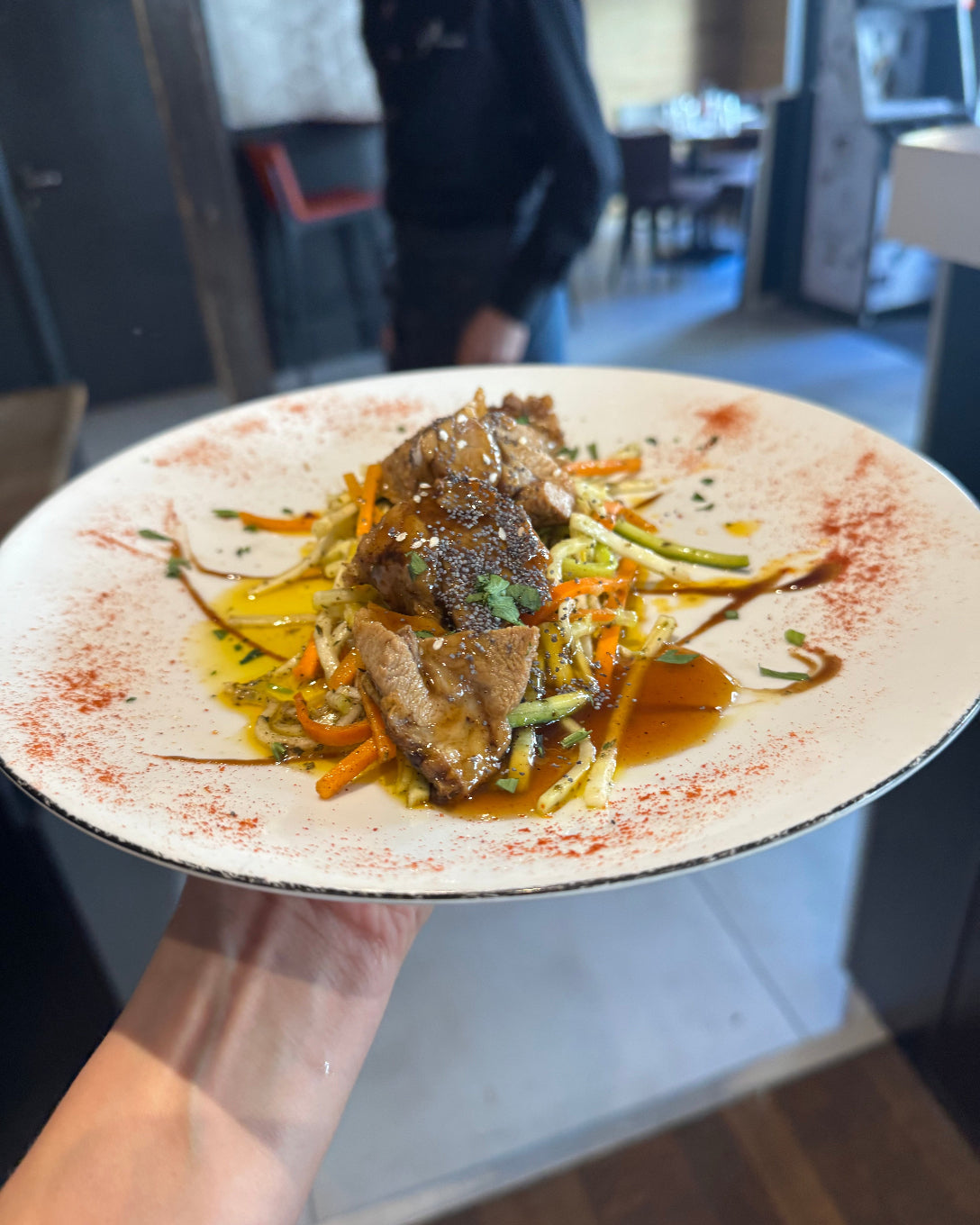 Plat bistronomique servi à L’Annexe à Chartres – viande mijotée et légumes de saison, cuisine maison et locale
