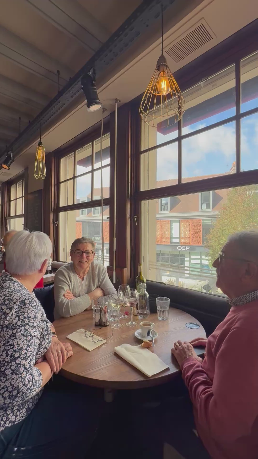 Lumière naturelle et ambiance chaleureuse à L’Annexe – brasserie chartraine avec vue sur le centre historique de Chartres.