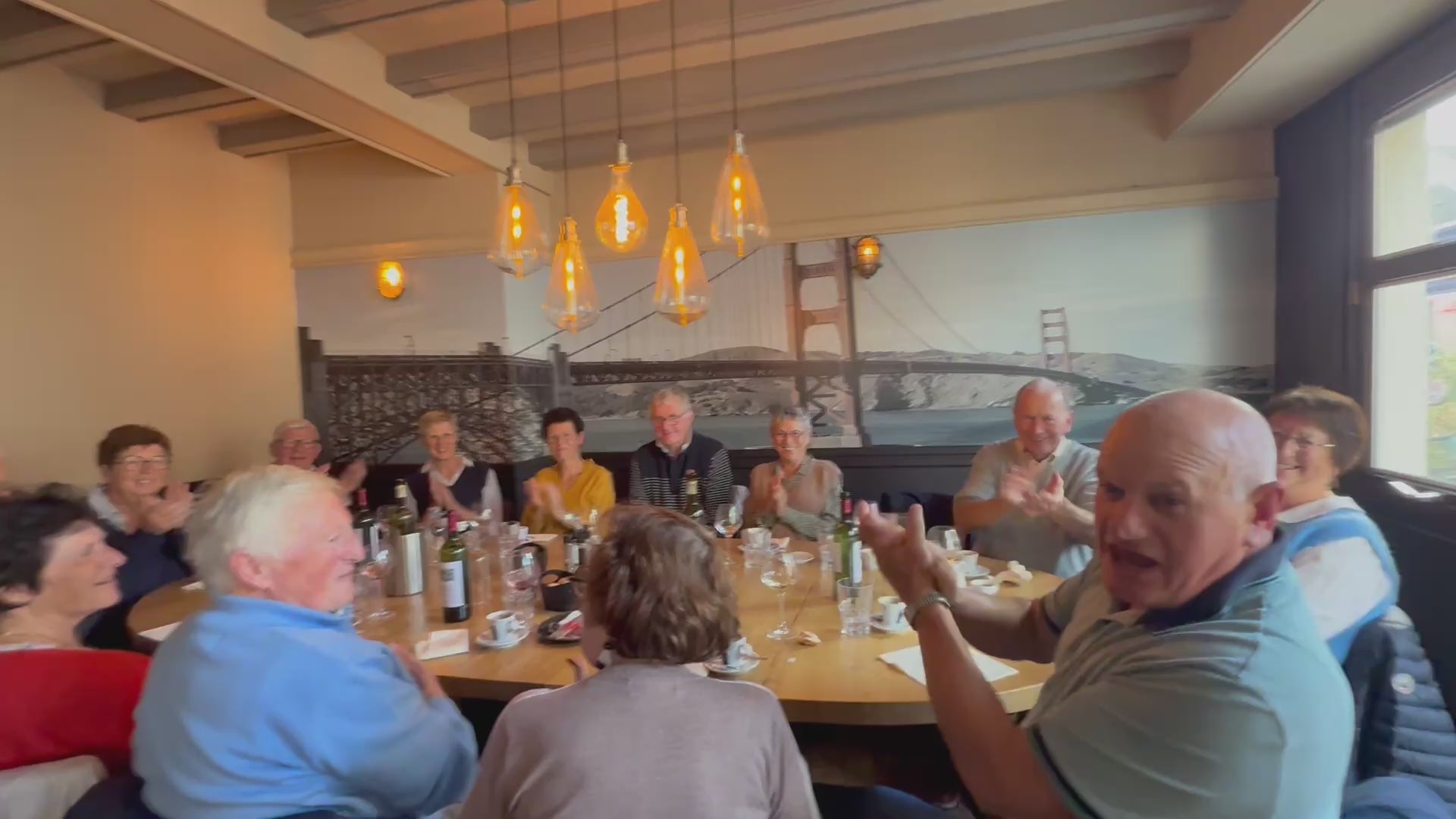 Groupe de clients heureux partageant un repas convivial à L’Annexe – brasserie au cœur de Chartres, dans une ambiance chaleureuse et authentique.