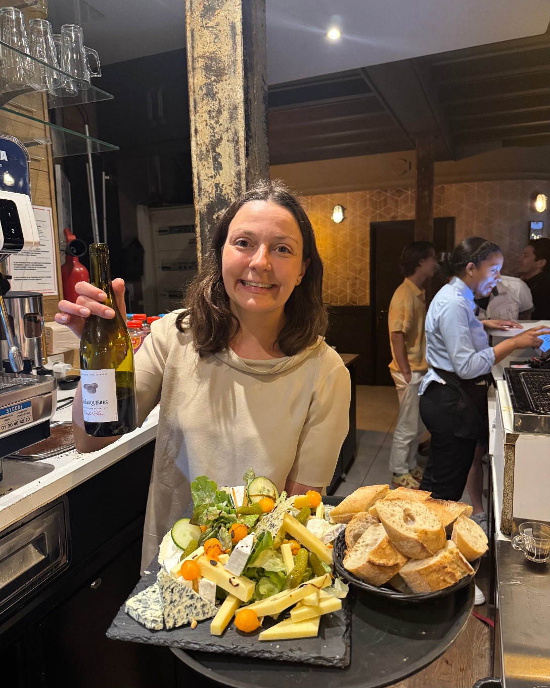 Planche de fromages variés avec salade, pain frais et verre de vin servie au restaurant L’Annexe à Chartres