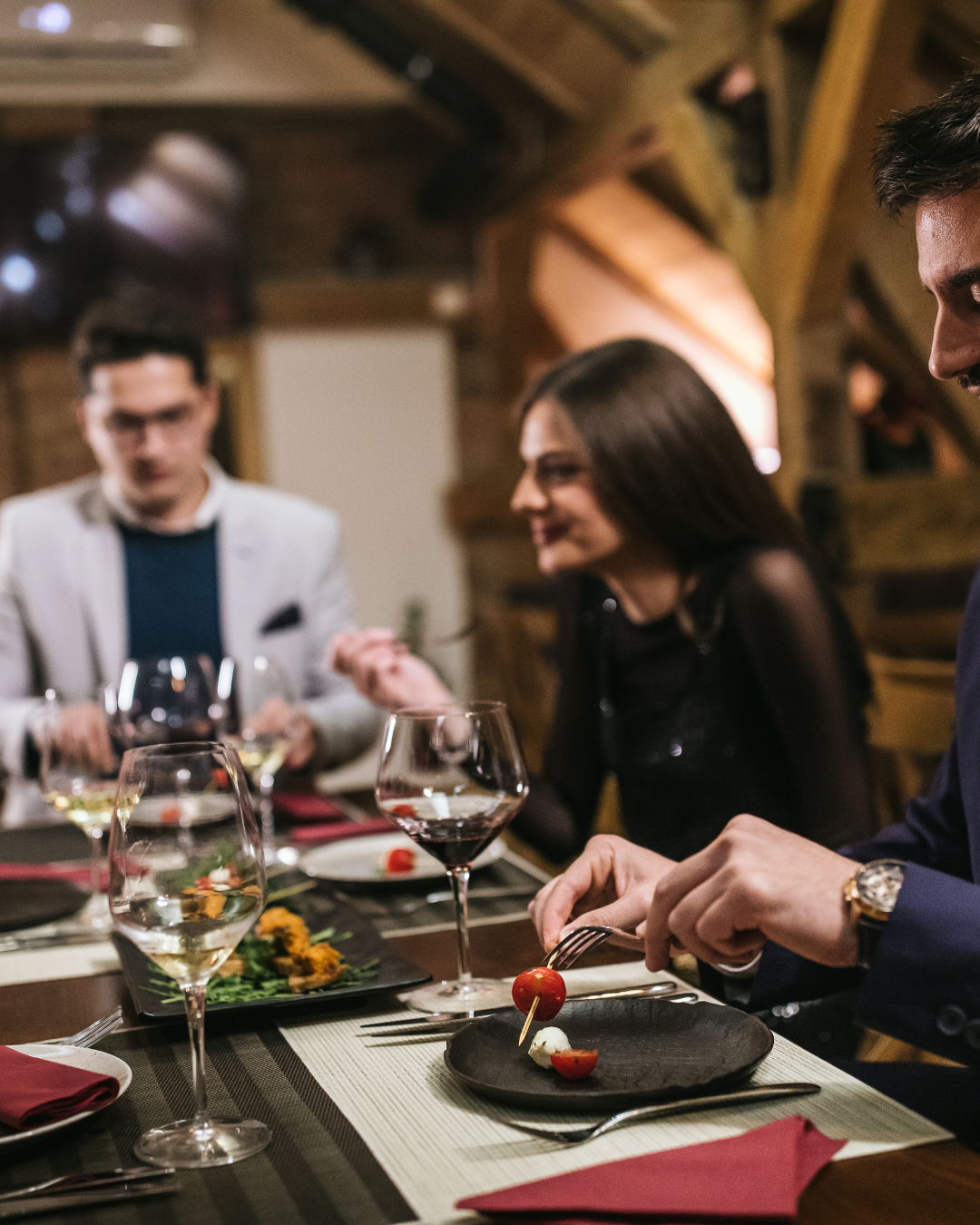 Repas de groupe convivial autour d’une grande table avec vins et plats raffinés au restaurant L’Annexe à Chartres