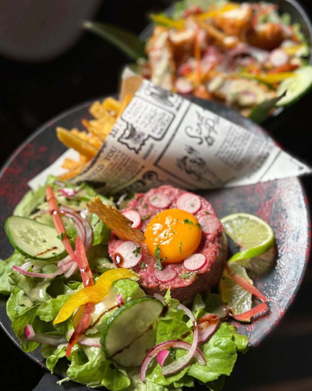 Tartare de bœuf frais garni de jaune d’œuf, crudités et frites maison au restaurant L’Annexe à Chartres