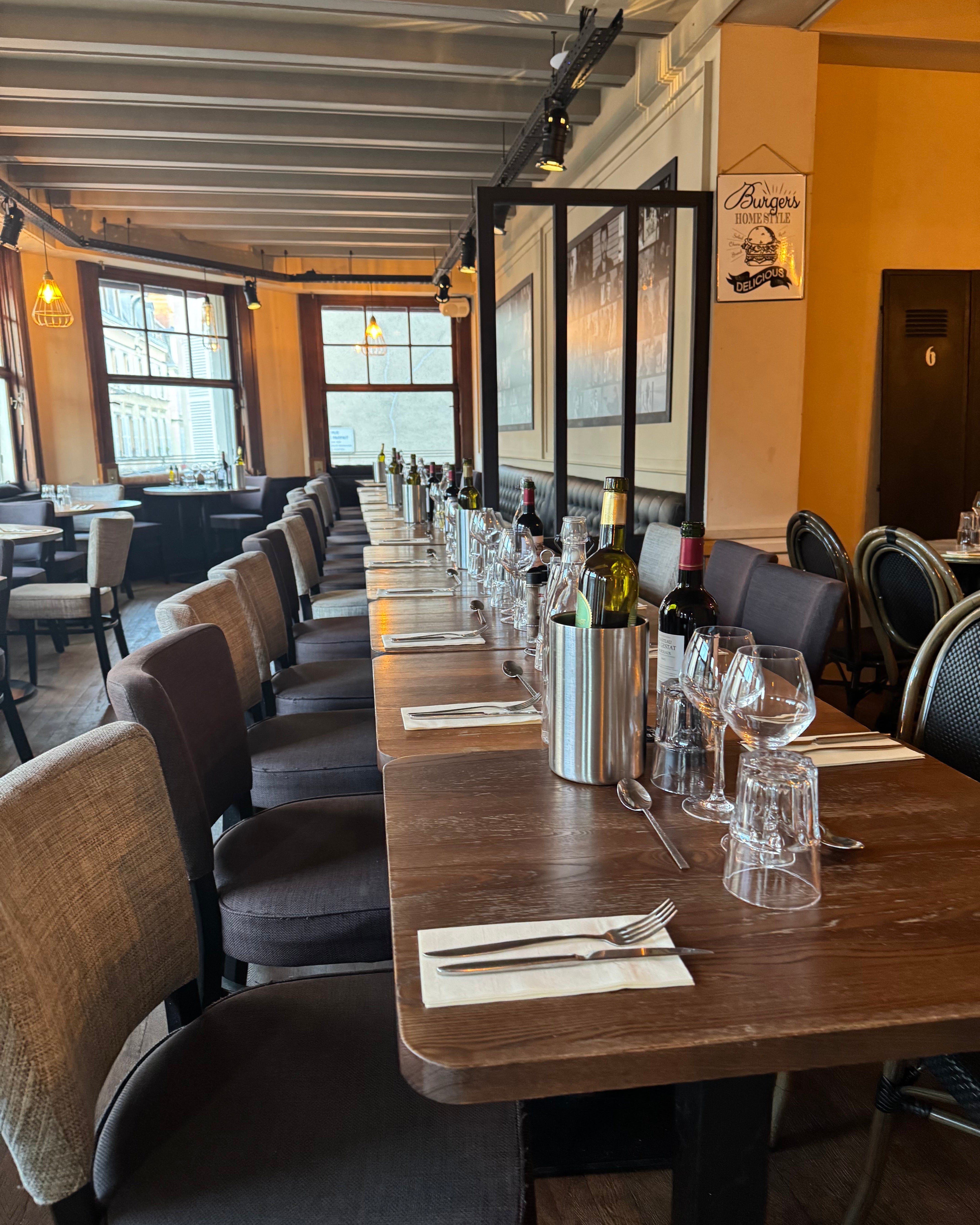 Salle privatisable à l’étage de L’Annexe à Chartres, préparée pour un repas de groupe convivial