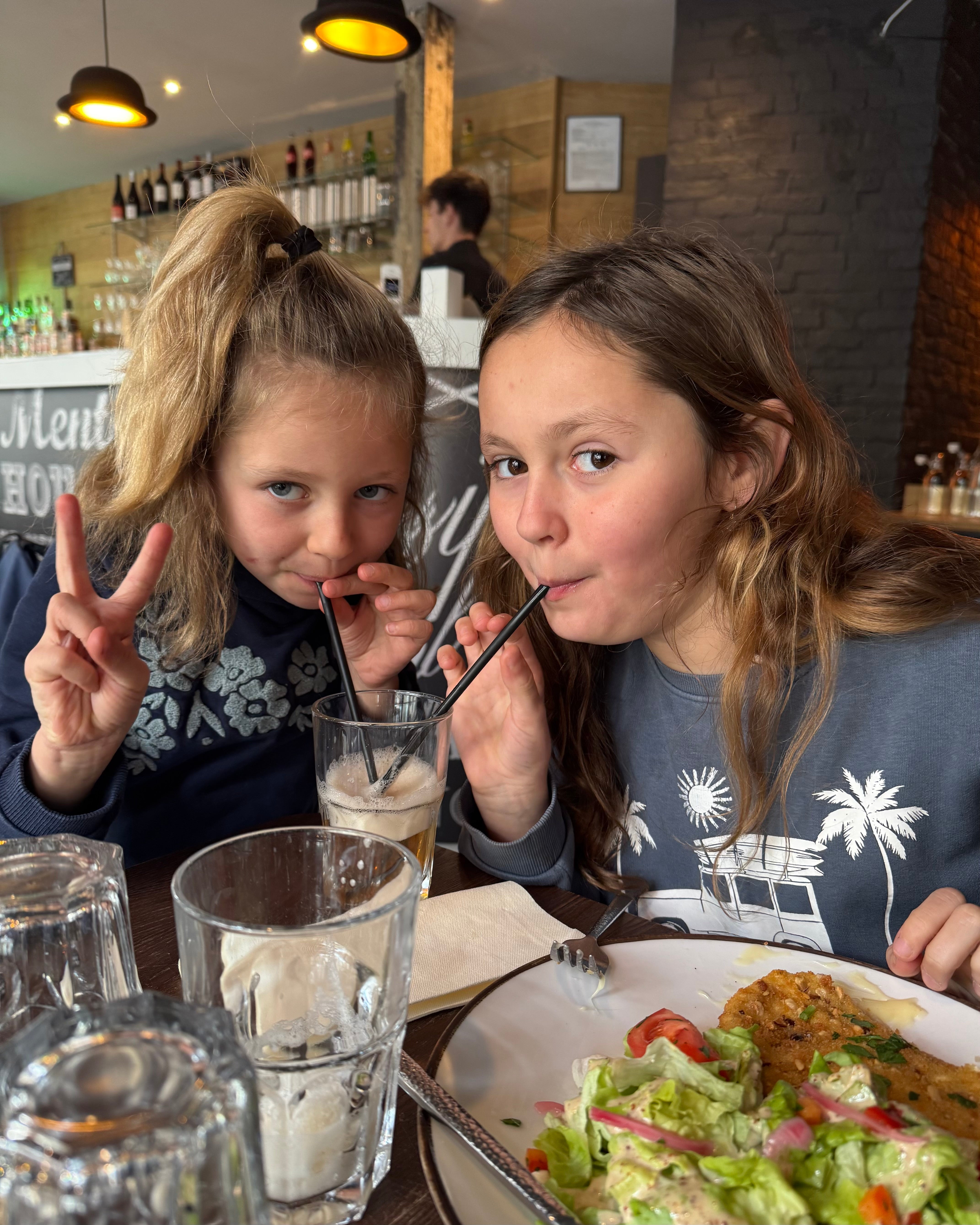 Enfants en train de déjeuner au restaurant L’Annexe à Chartres, ambiance conviviale en famille avec plats et boissons
