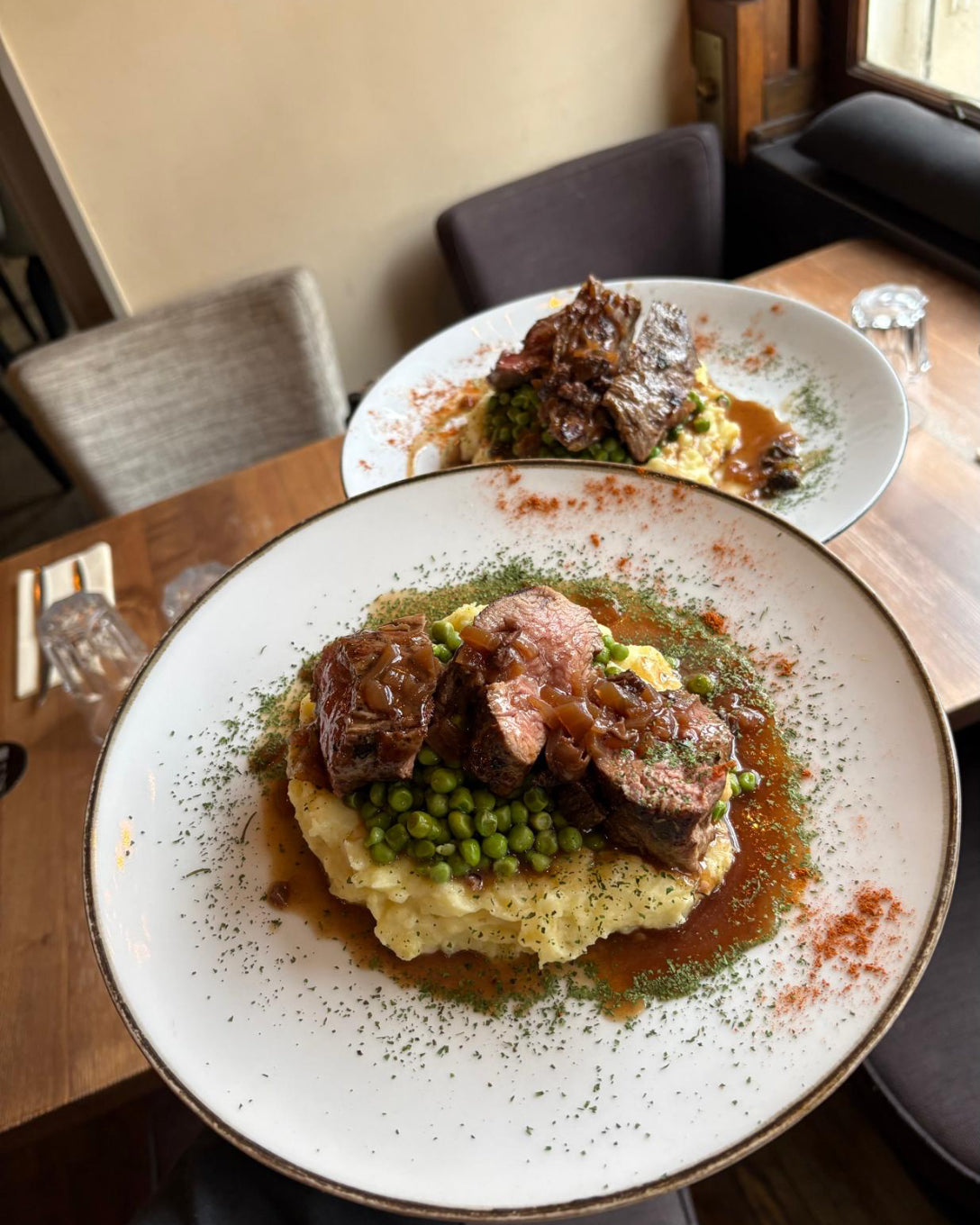 Bœuf braisé avec purée maison, petits pois et sauce servi au restaurant L’Annexe à Chartres