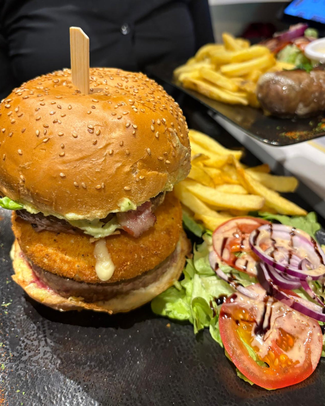 Burger maison avec frites et salade servi au restaurant L’Annexe à Chartres