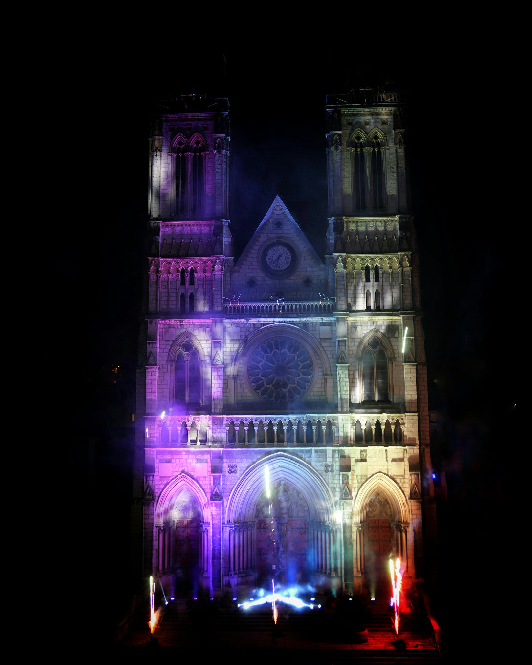 Cathédrale de Chartres illuminée pendant les fêtes – Réveillon 2025-2026 à L’Annexe, restaurant au cœur de Chartres.
