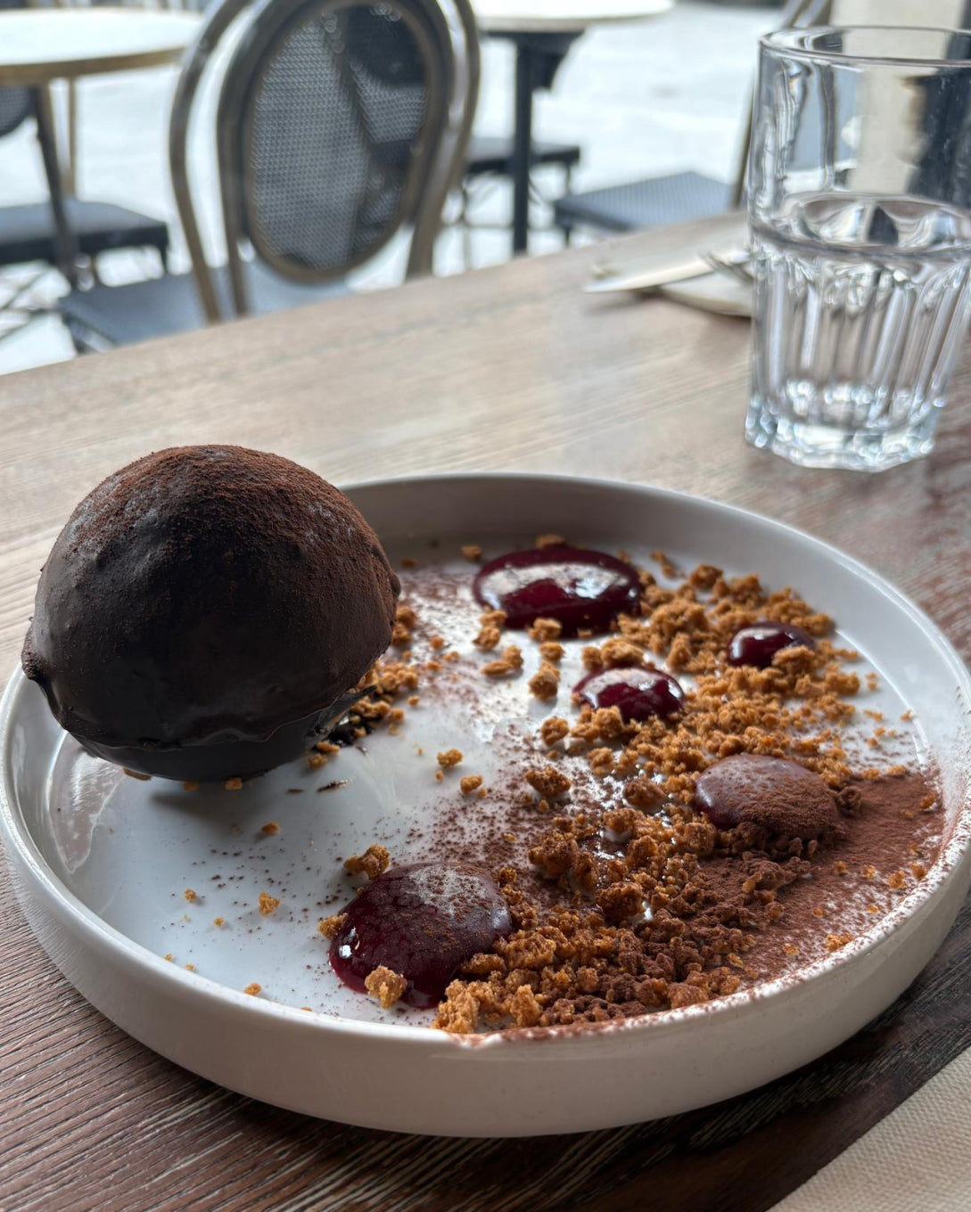 Dôme au chocolat avec crumble et coulis servi au restaurant L’Annexe à Chartres