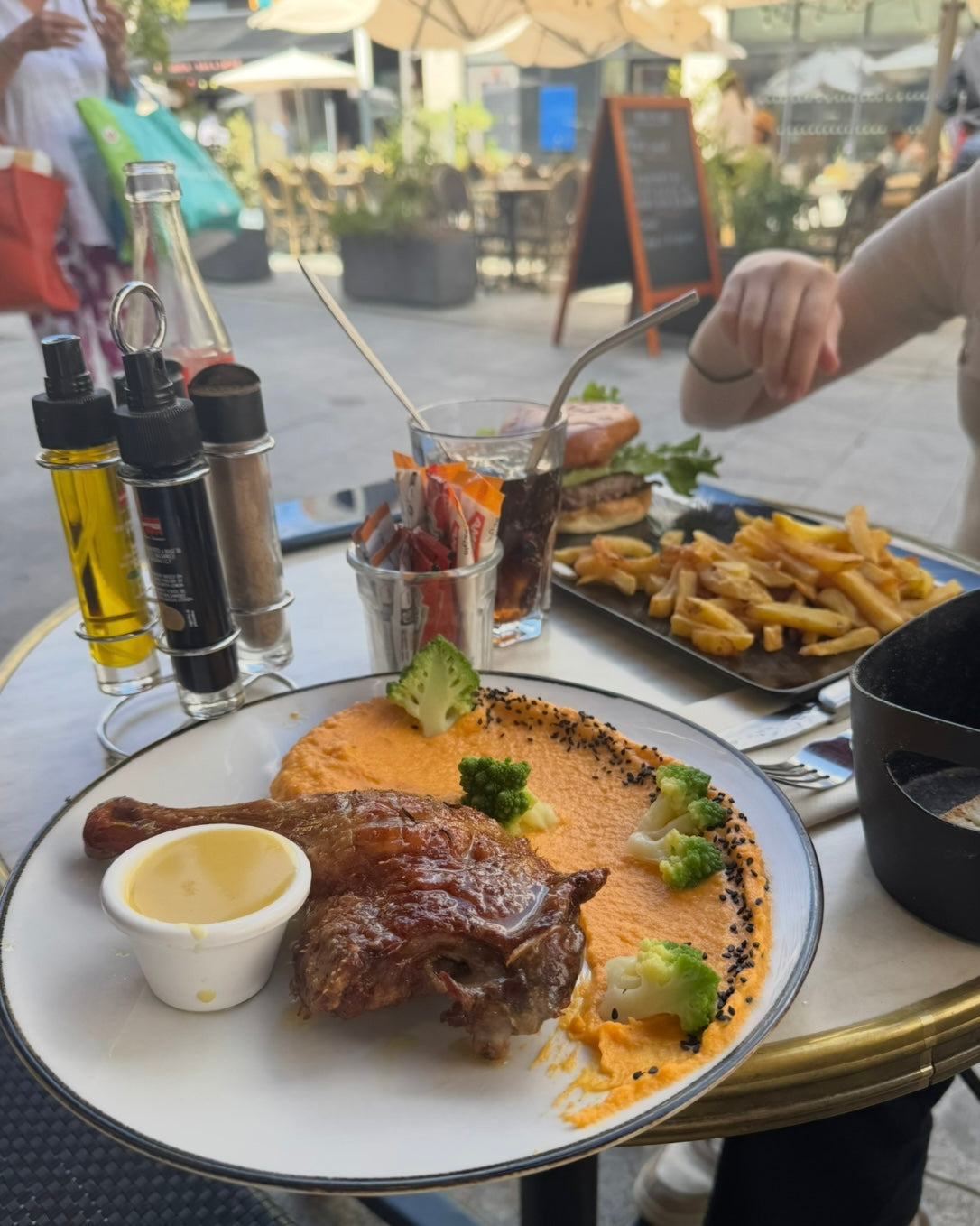 Cuisse de canard confite, purée de carottes et sésame noir, terrasse L'Annexe Chartres
