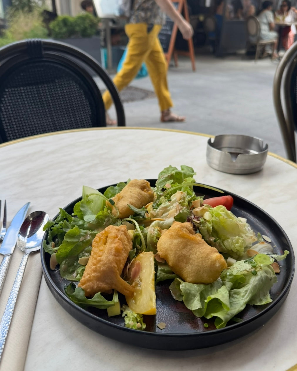 Salade fraîche avec beignets de légumes et amandes grillées, restaurant L'Annexe Chartres
