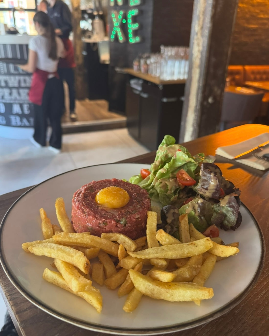 Tartare de bœuf avec jaune d'œuf, frites maison et salade, restaurant L'Annexe Chartres
