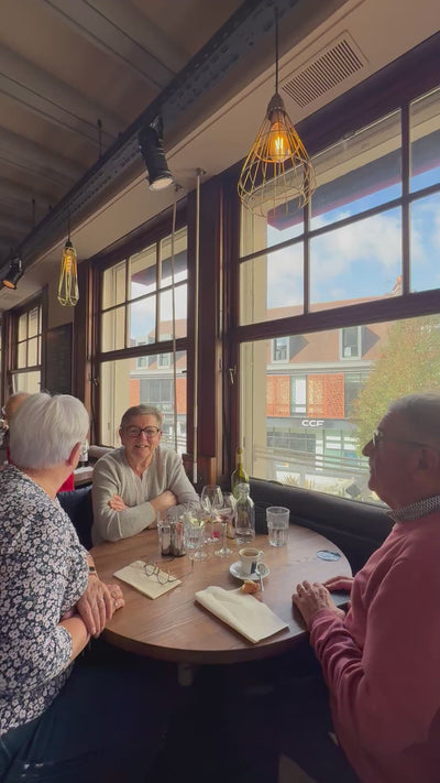 Lumière naturelle et ambiance chaleureuse à L’Annexe – brasserie chartraine avec vue sur le centre historique de Chartres.