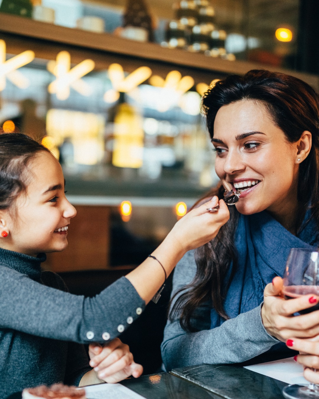Moment chaleureux entre mère et enfant partageant un repas familial au restaurant L’Annexe à Chartres