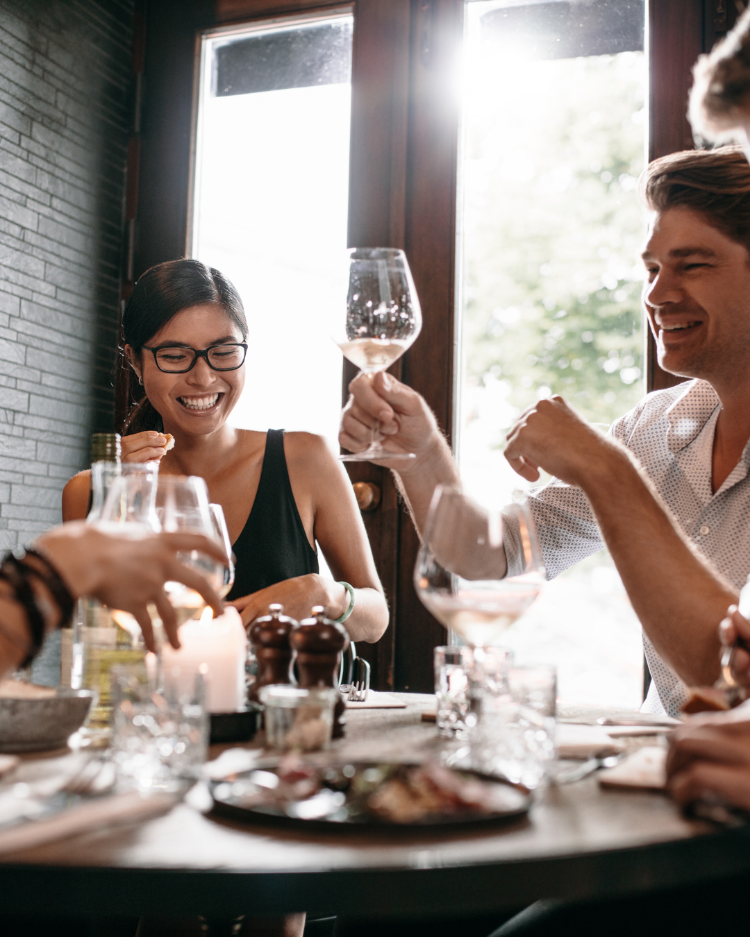 Ambiance conviviale lors d’un repas de groupe avec amis levant leurs verres au restaurant L’Annexe à Chartres