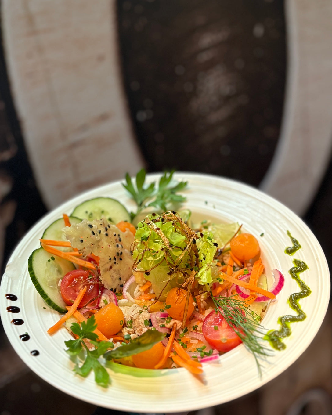 Salade fraîche colorée avec tomates cerises, concombres, carottes, billes de melon et herbes aromatiques servie au restaurant L’Annexe à Chartres