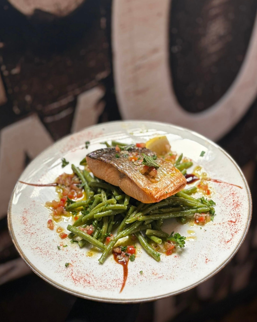 Filet de saumon grillé servi avec haricots verts, tomates fraîches et huile d’olive au restaurant L’Annexe à Chartres