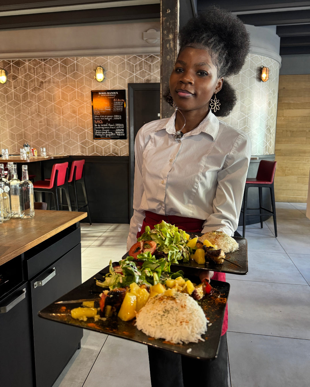 Serveuse de L’Annexe portant des plats en salle à Chartres
