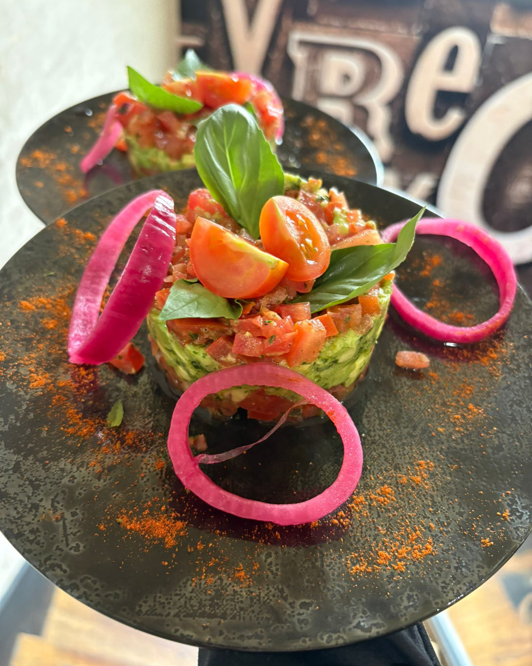 Tartare végétarien à l’avocat et tomate avec herbes fraîches servi à L’Annexe à Chartres