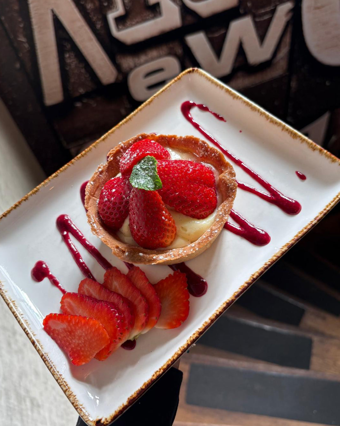 Tarte aux fraises maison avec crème pâtissière servie à L’Annexe à Chartres