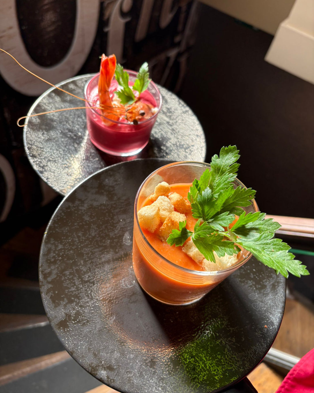 Verrine de gaspacho avec crevettes et herbes fraîches servie au restaurant L’Annexe à Chartres